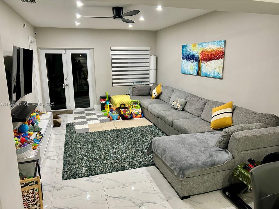 For Sale: $697,000 (4 beds, 2 baths, 1822 Square Feet)