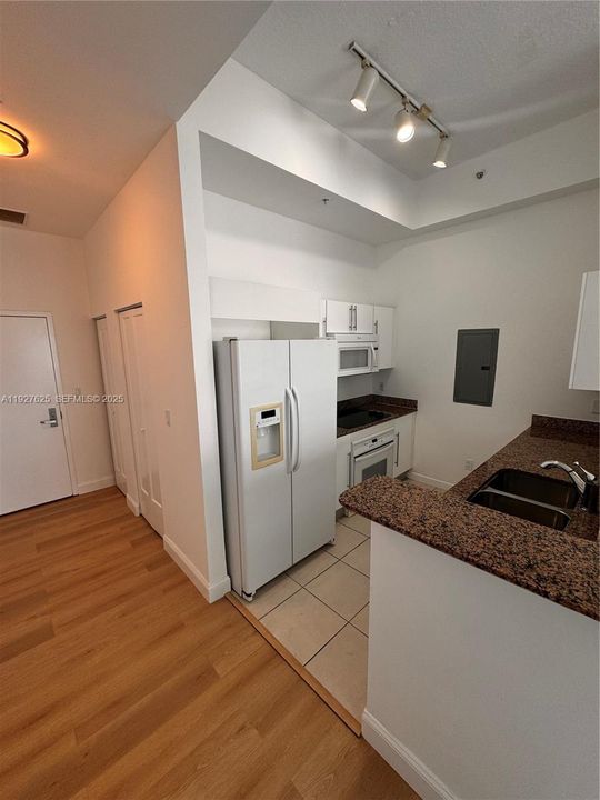 待售: $525,000 (1 贝兹, 1 浴室, 868 平方英尺)