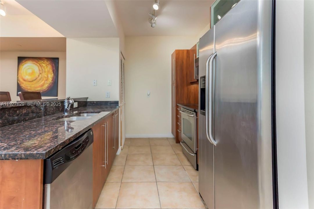 В аренду: $2,500 (1 спален, 1 ванн, 920 Квадратных фут)