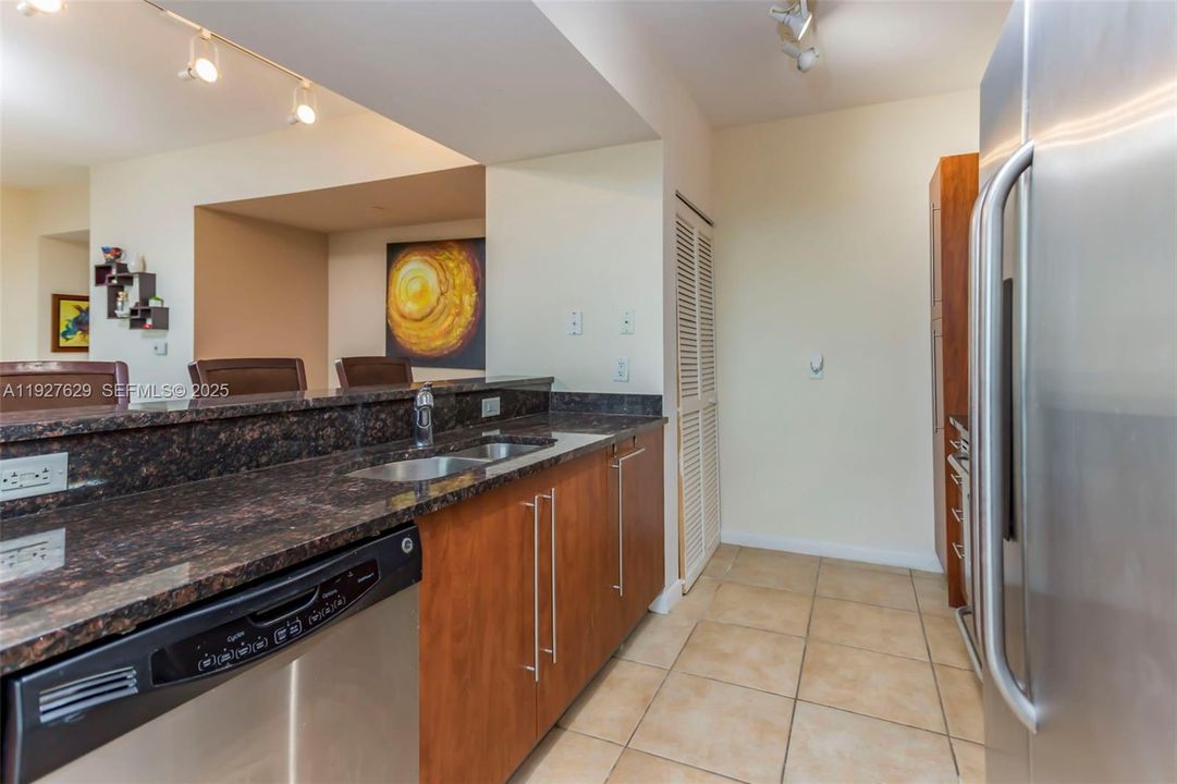 В аренду: $2,500 (1 спален, 1 ванн, 920 Квадратных фут)