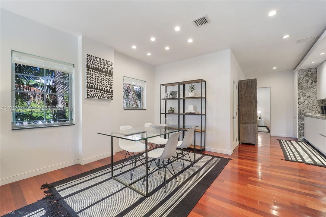 For Rent: $3,500 (1 beds, 2 baths, 858 Square Feet)