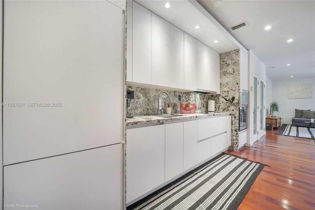 For Rent: $3,500 (1 beds, 2 baths, 858 Square Feet)