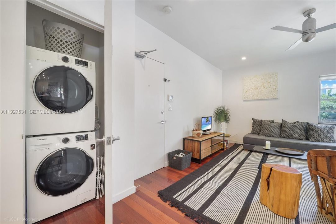 For Rent: $3,500 (1 beds, 2 baths, 858 Square Feet)