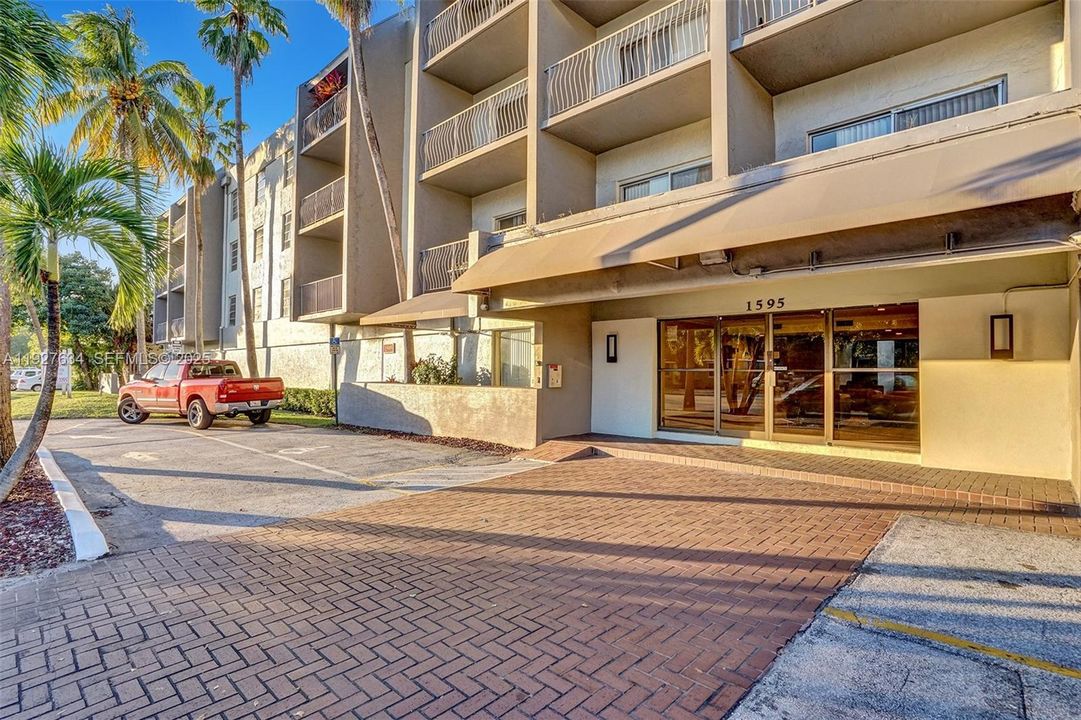 出租: $1,600 (1 贝兹, 1 浴室, 815 平方英尺)