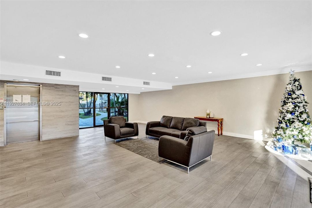 出租: $1,600 (1 贝兹, 1 浴室, 815 平方英尺)