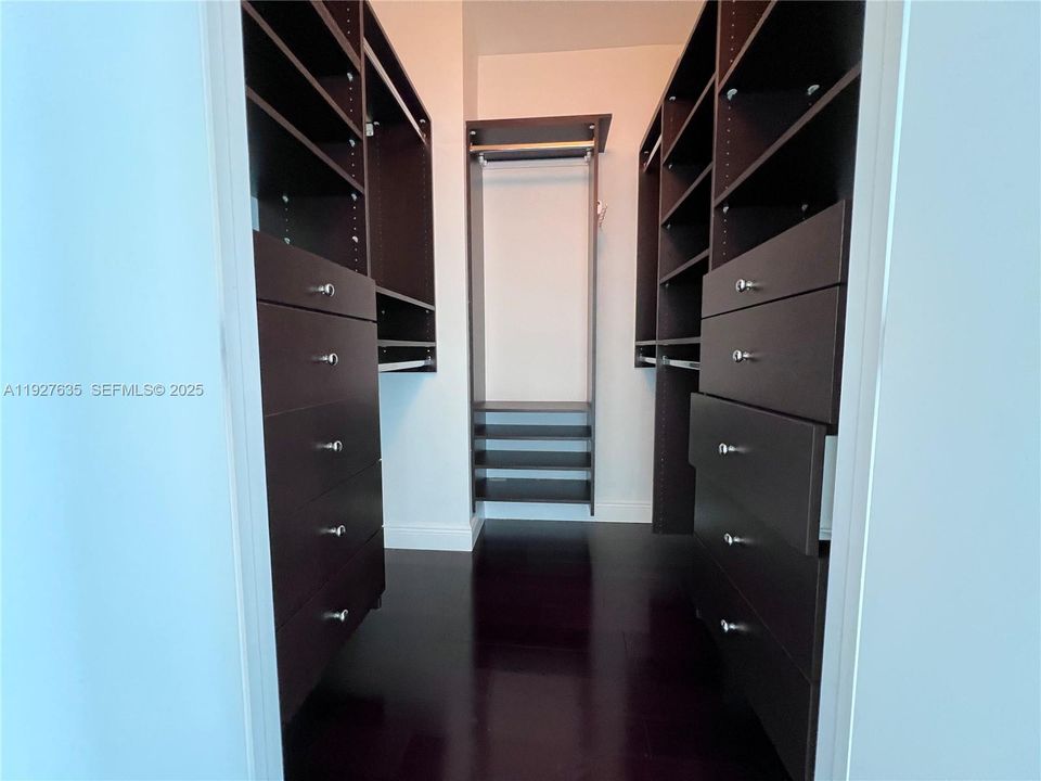 出租: $3,000 (1 贝兹, 1 浴室, 761 平方英尺)