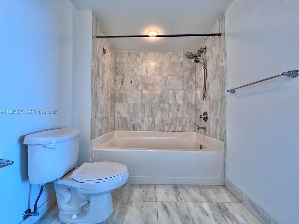 出租: $3,000 (1 贝兹, 1 浴室, 761 平方英尺)