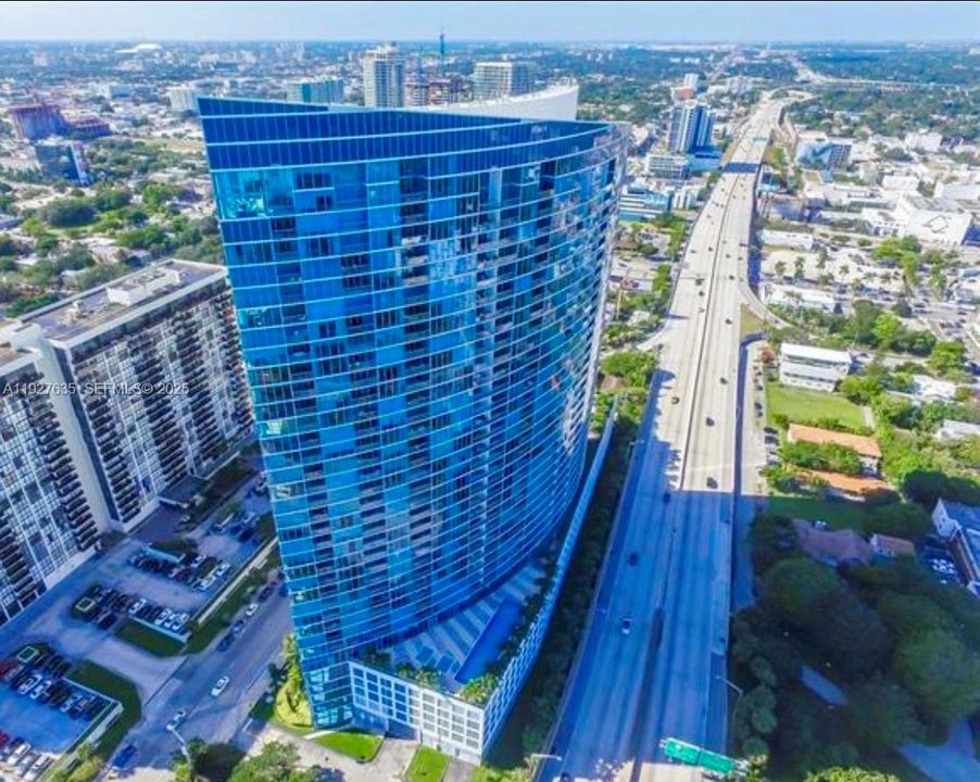 出租: $3,000 (1 贝兹, 1 浴室, 761 平方英尺)