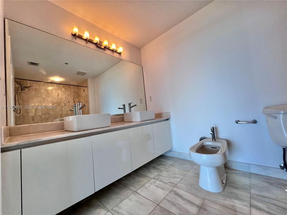 出租: $3,000 (1 贝兹, 1 浴室, 761 平方英尺)