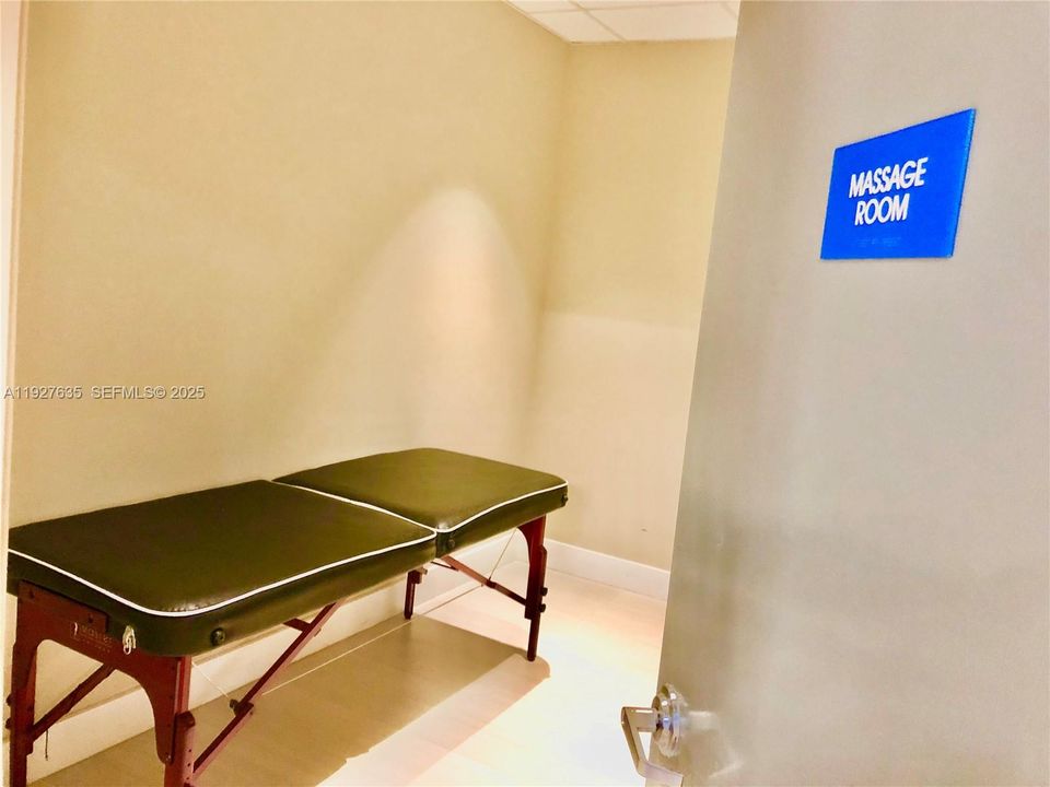 出租: $3,000 (1 贝兹, 1 浴室, 761 平方英尺)