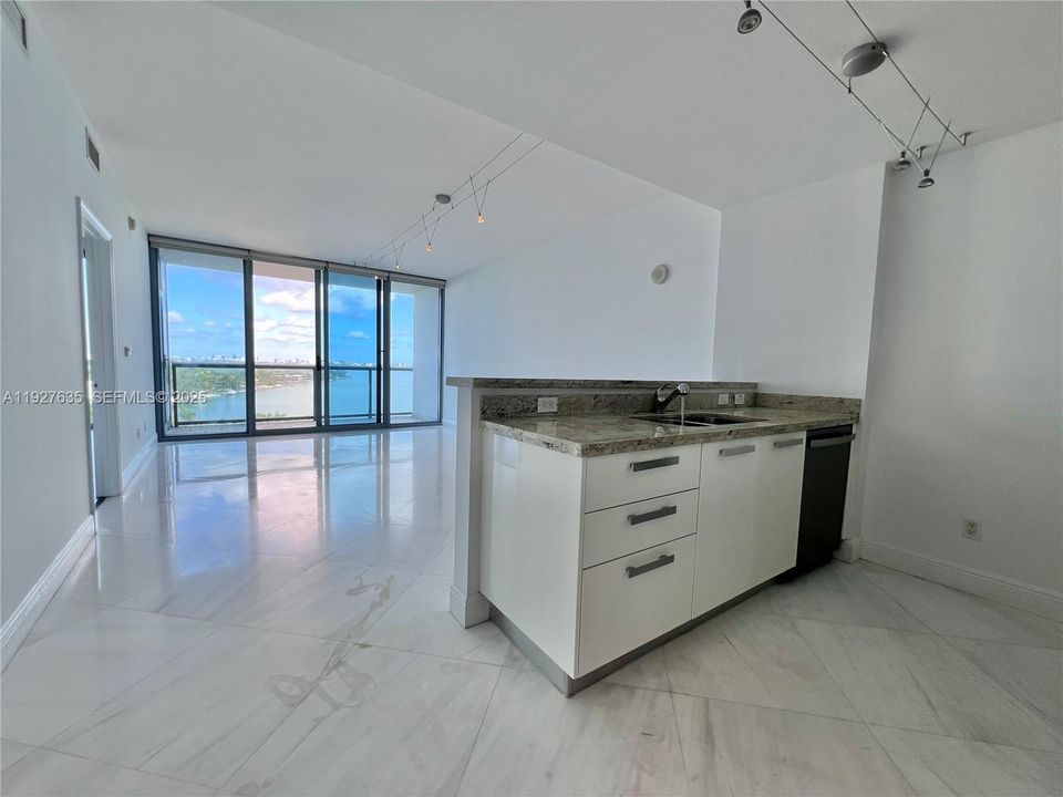 出租: $3,000 (1 贝兹, 1 浴室, 761 平方英尺)