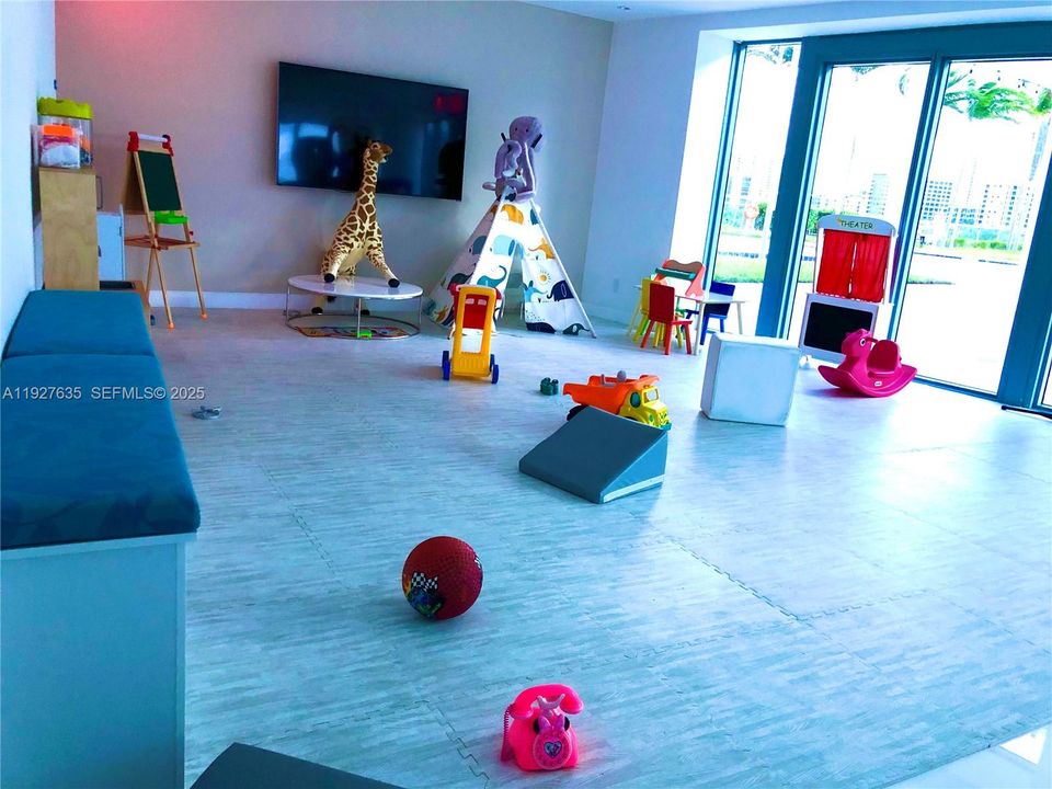 出租: $3,000 (1 贝兹, 1 浴室, 761 平方英尺)