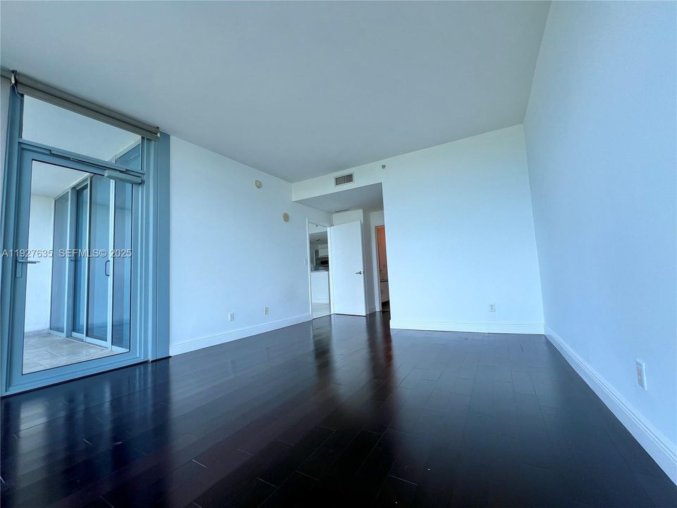 出租: $3,000 (1 贝兹, 1 浴室, 761 平方英尺)