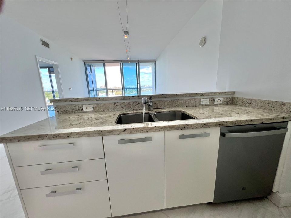 出租: $3,000 (1 贝兹, 1 浴室, 761 平方英尺)