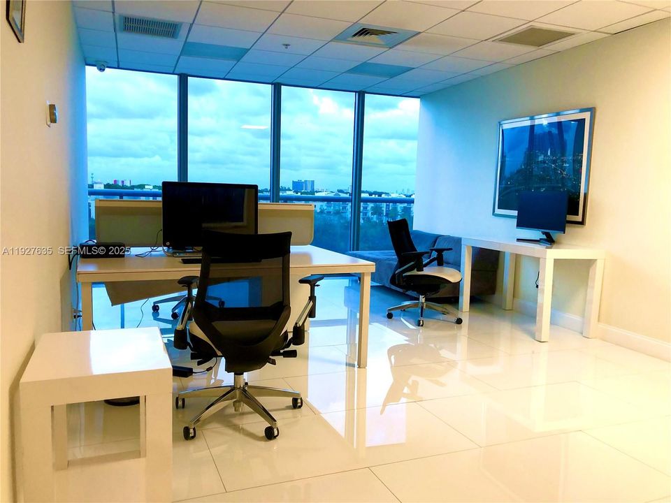 出租: $3,000 (1 贝兹, 1 浴室, 761 平方英尺)