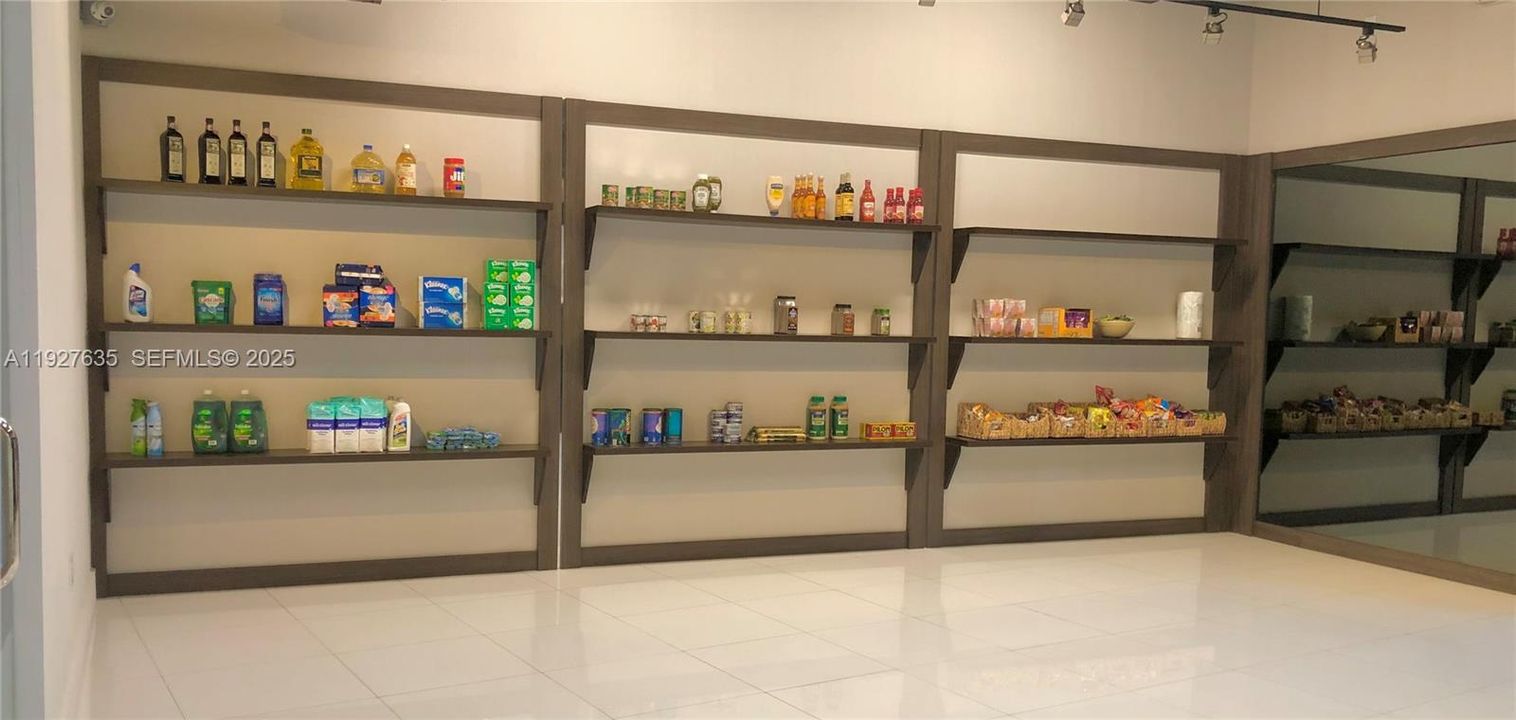 出租: $3,000 (1 贝兹, 1 浴室, 761 平方英尺)