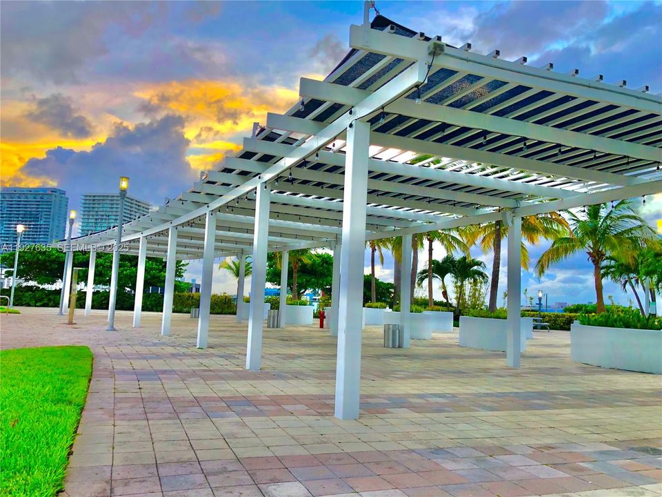 出租: $3,000 (1 贝兹, 1 浴室, 761 平方英尺)