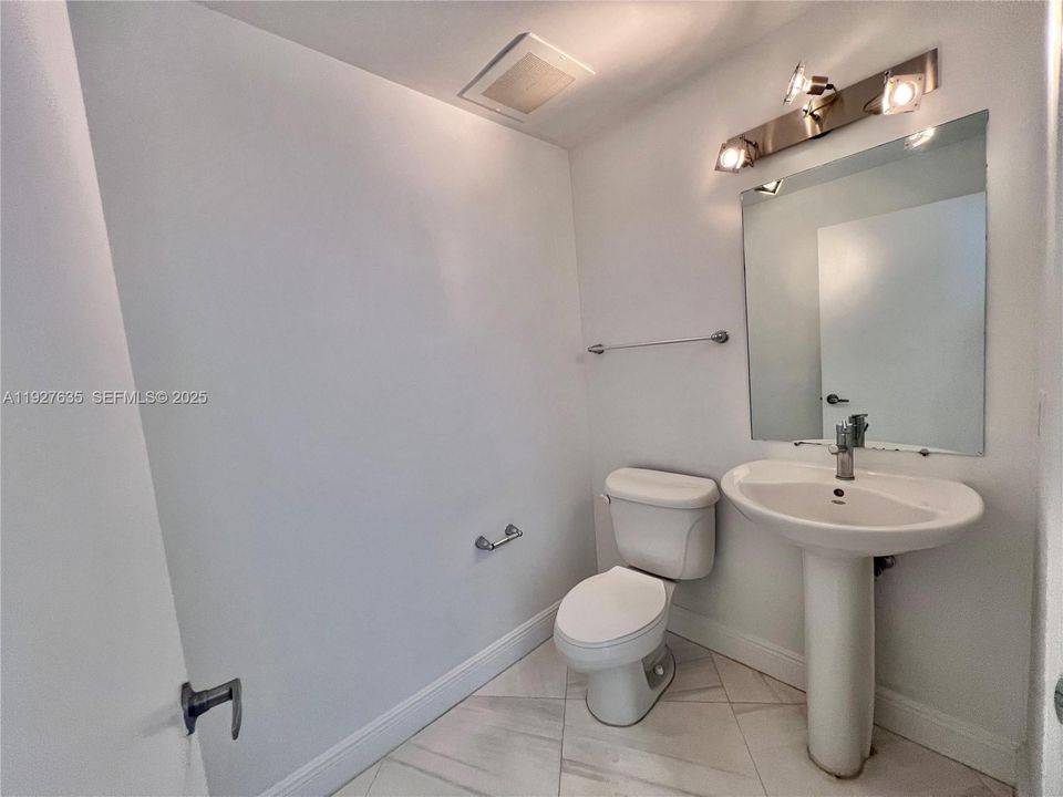 出租: $3,000 (1 贝兹, 1 浴室, 761 平方英尺)