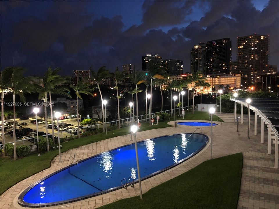 出租: $3,000 (1 贝兹, 1 浴室, 761 平方英尺)