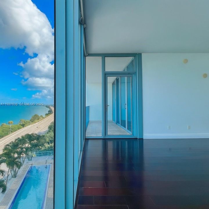 出租: $3,000 (1 贝兹, 1 浴室, 761 平方英尺)