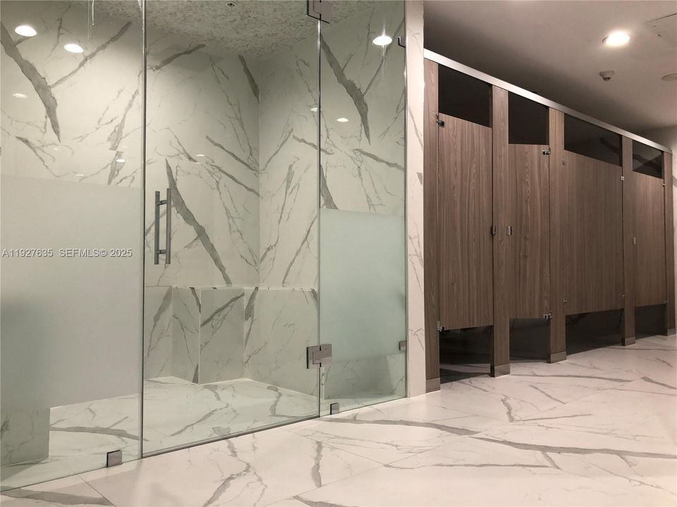 出租: $3,000 (1 贝兹, 1 浴室, 761 平方英尺)