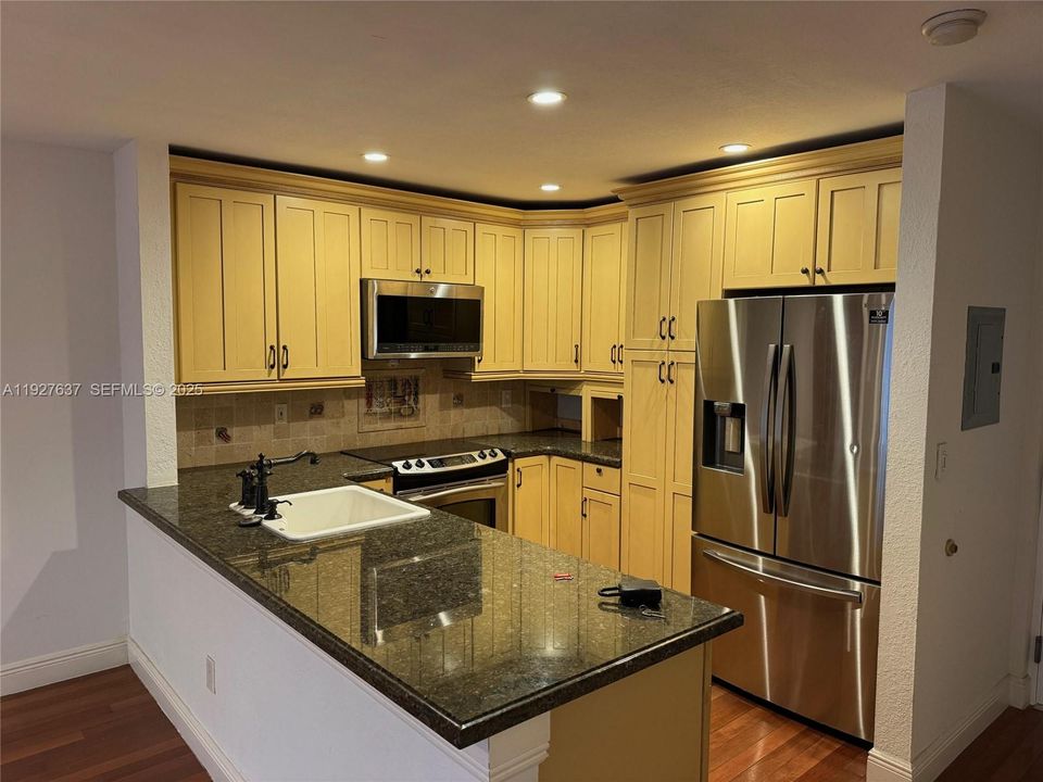 В аренду: $2,300 (2 спален, 2 ванн, 912 Квадратных фут)