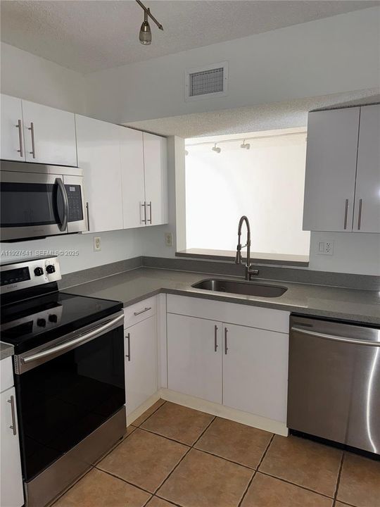 For Rent: $2,850 (3 beds, 2 baths, 1120 Square Feet)