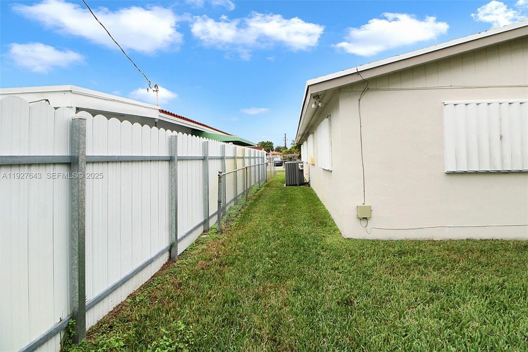 合同活跃: $759,000 (4 贝兹, 2 浴室, 1890 平方英尺)