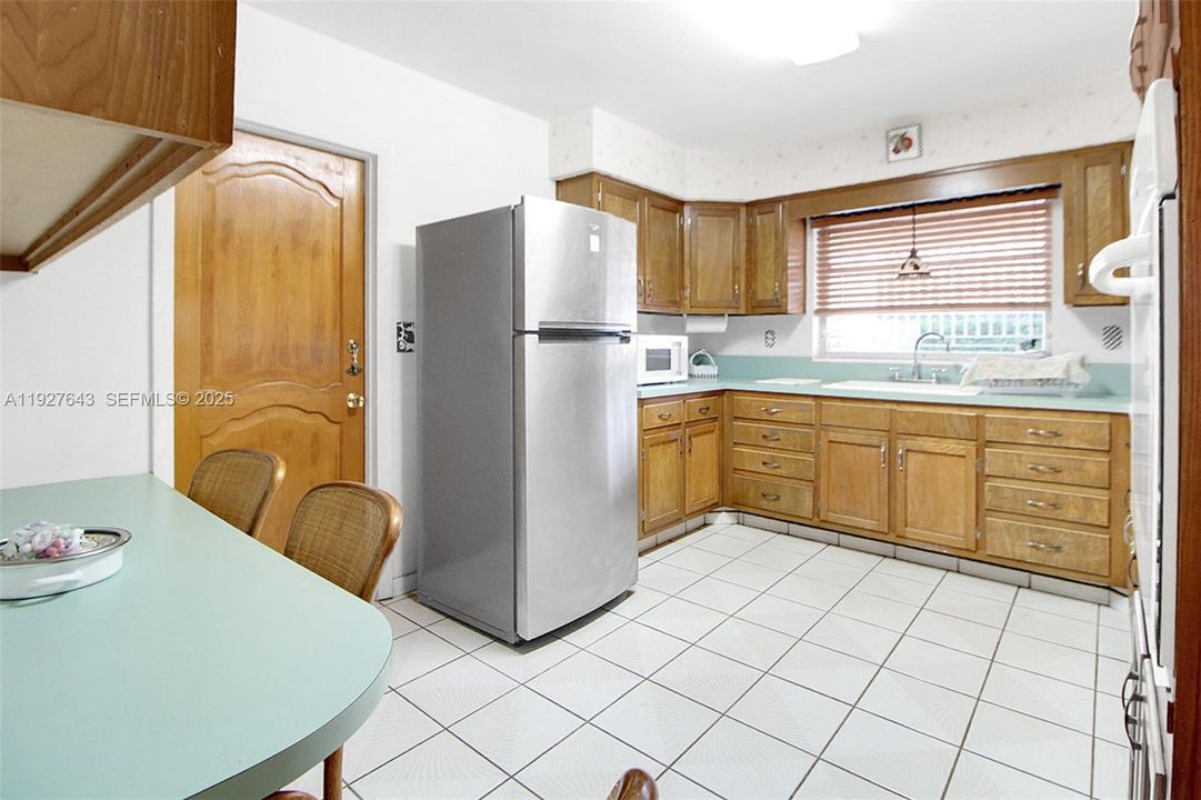 合同活跃: $759,000 (4 贝兹, 2 浴室, 1890 平方英尺)