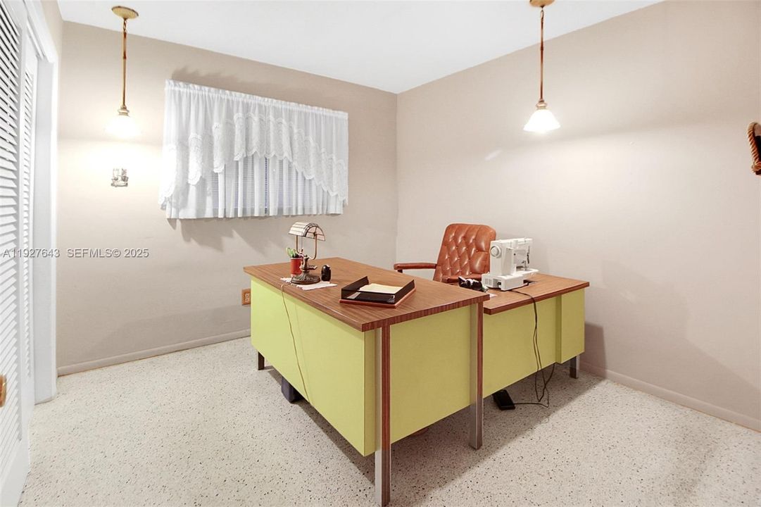 合同活跃: $759,000 (4 贝兹, 2 浴室, 1890 平方英尺)