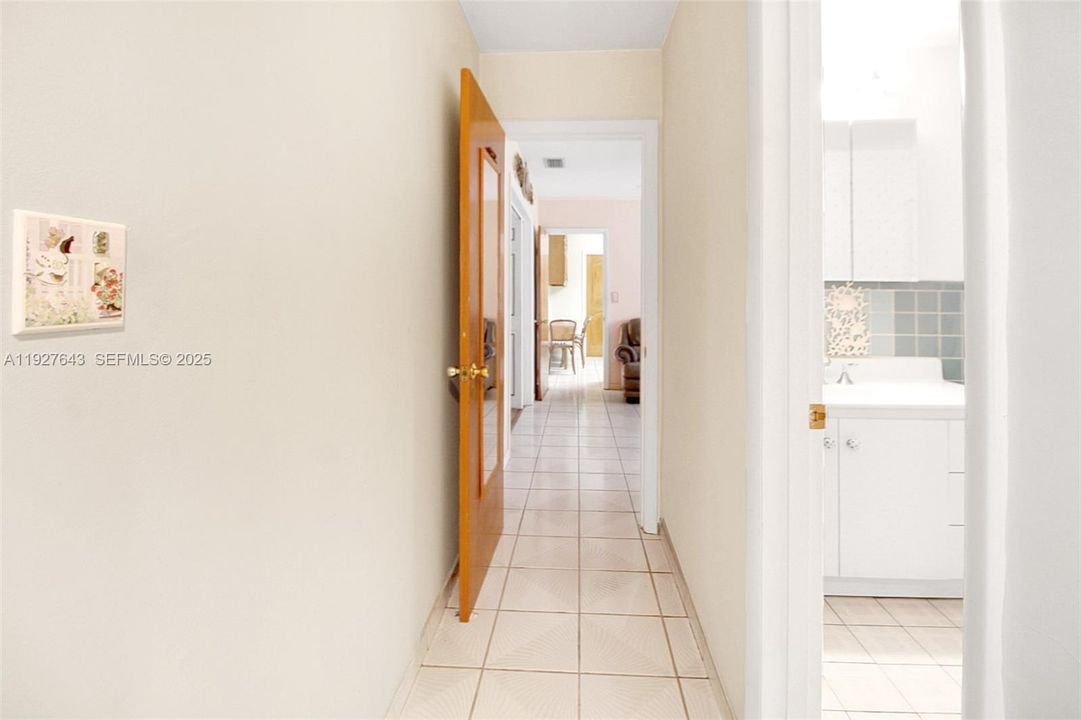 合同活跃: $759,000 (4 贝兹, 2 浴室, 1890 平方英尺)