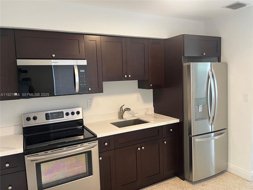 В аренду: $2,500 (2 спален, 1 ванн, 900 Квадратных фут)