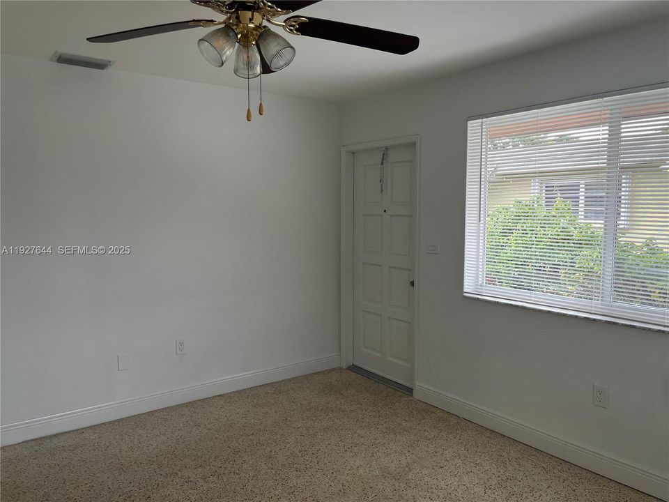 В аренду: $2,500 (2 спален, 1 ванн, 900 Квадратных фут)