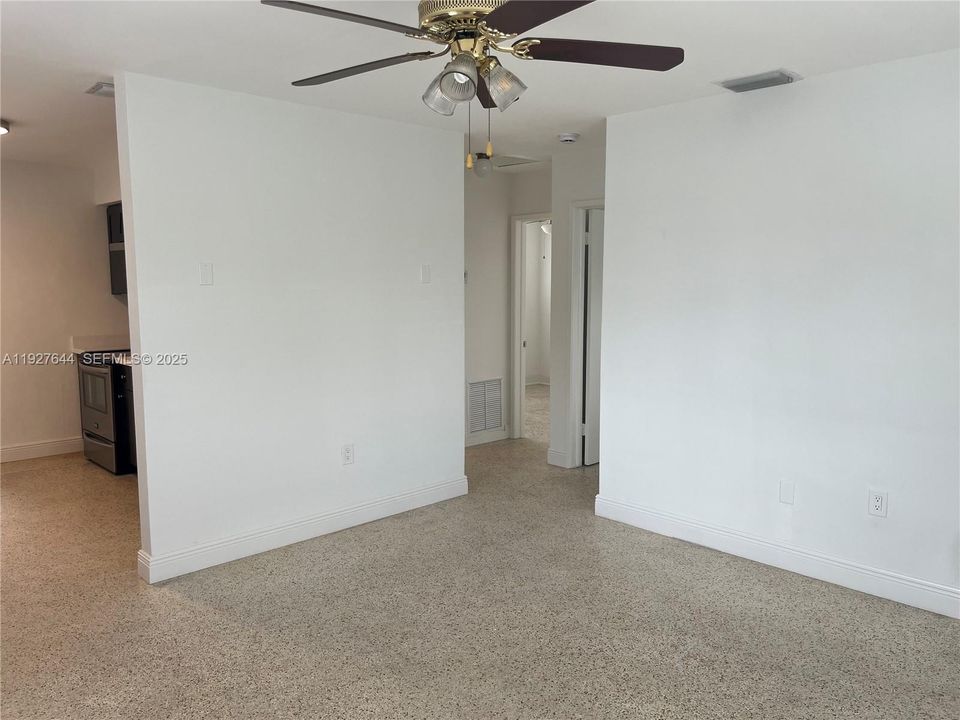 В аренду: $2,500 (2 спален, 1 ванн, 900 Квадратных фут)