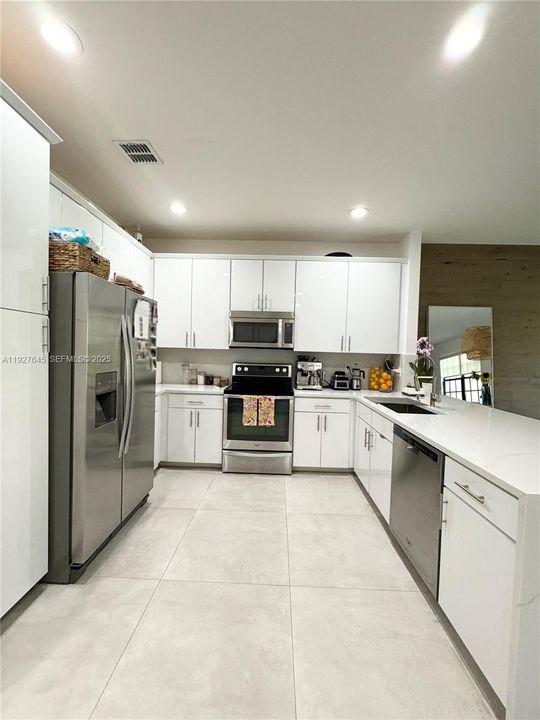 В аренду: $4,000 (3 спален, 2 ванн, 1892 Квадратных фут)