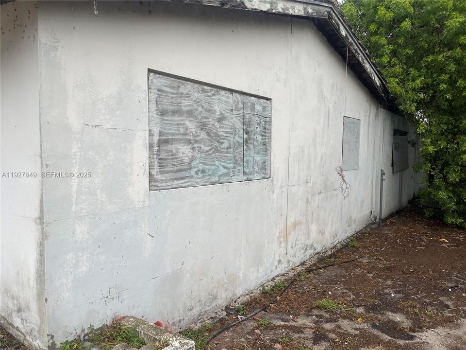 For Sale: $109,999 (3 beds, 2 baths, 1638 Square Feet)