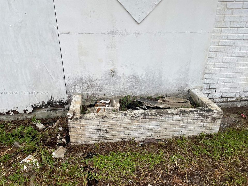 For Sale: $109,999 (3 beds, 2 baths, 1638 Square Feet)