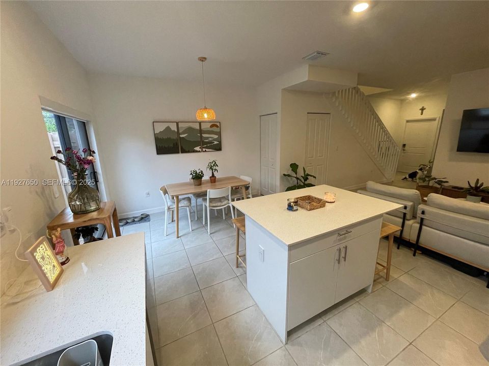 В аренду: $2,700 (3 спален, 3 ванн, 1328 Квадратных фут)