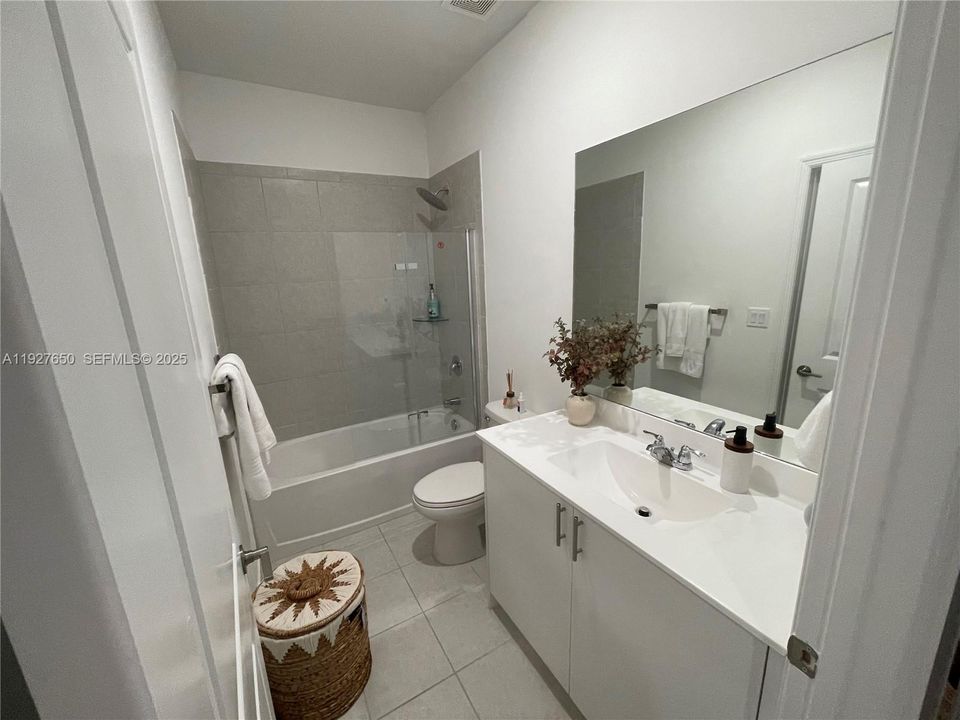 В аренду: $2,700 (3 спален, 3 ванн, 1328 Квадратных фут)