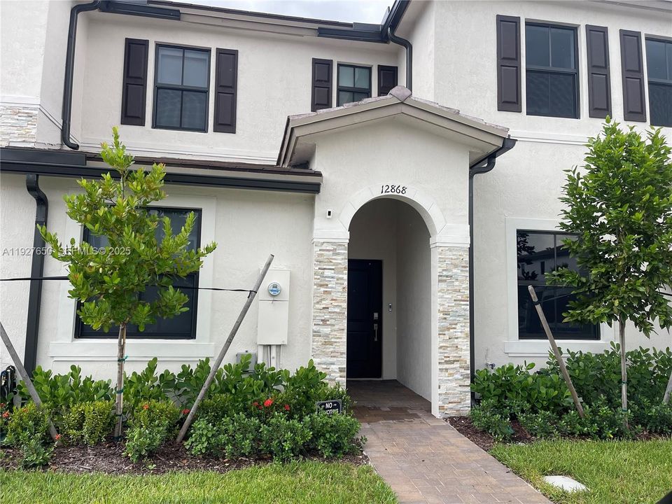 В аренду: $2,700 (3 спален, 3 ванн, 1328 Квадратных фут)