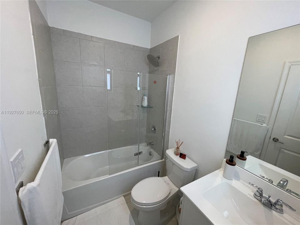 В аренду: $2,700 (3 спален, 3 ванн, 1328 Квадратных фут)