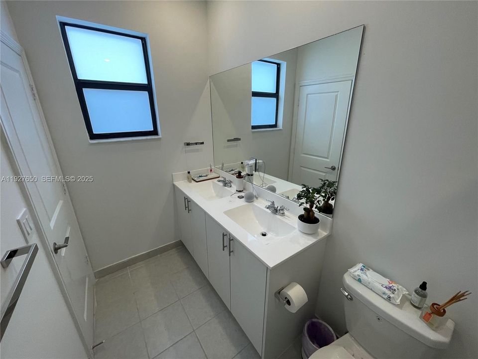 В аренду: $2,700 (3 спален, 3 ванн, 1328 Квадратных фут)