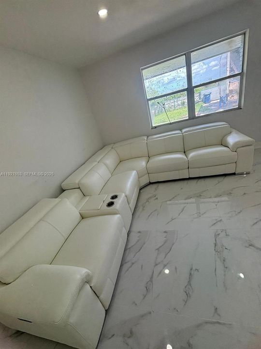 For Sale: $849,900 (3 beds, 2 baths, 1715 Square Feet)