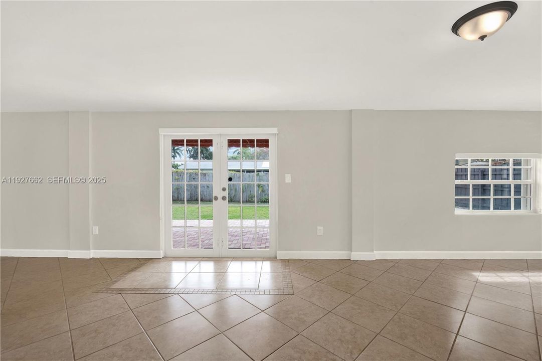 出租: $4,500 (4 贝兹, 3 浴室, 1949 平方英尺)