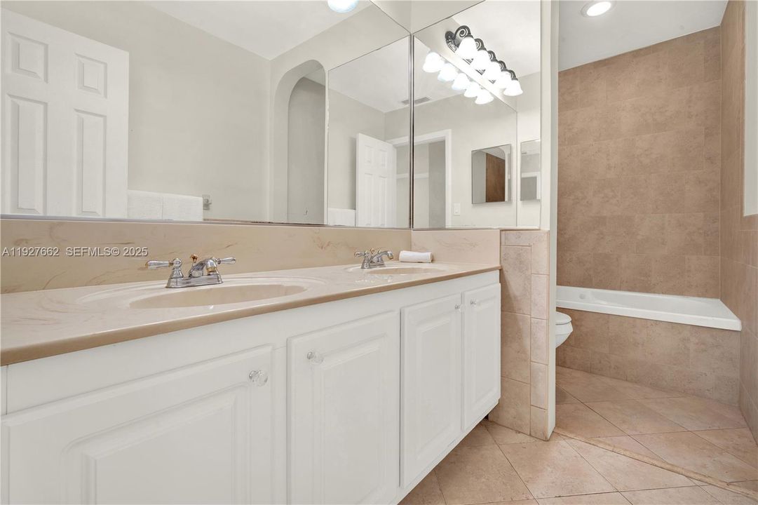 出租: $4,500 (4 贝兹, 3 浴室, 1949 平方英尺)