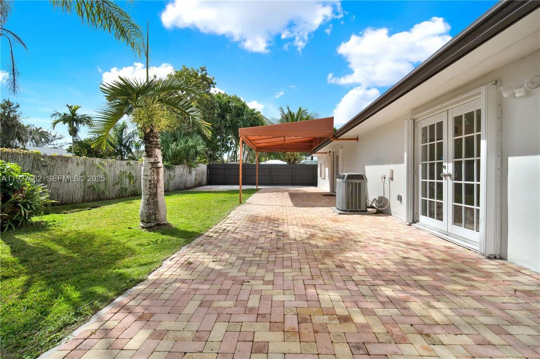 出租: $4,500 (4 贝兹, 3 浴室, 1949 平方英尺)