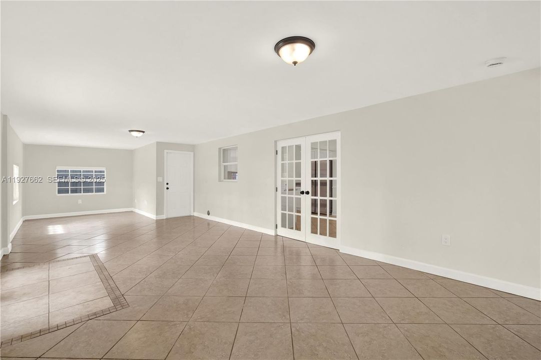 出租: $4,500 (4 贝兹, 3 浴室, 1949 平方英尺)