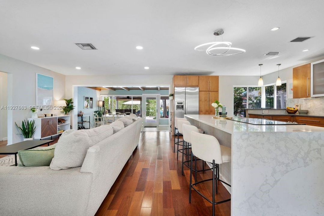 For Sale: $1,099,000 (2 beds, 2 baths, 1440 Square Feet)