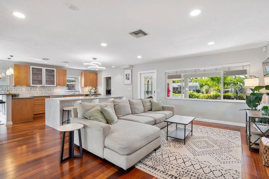 For Sale: $1,099,000 (2 beds, 2 baths, 1440 Square Feet)