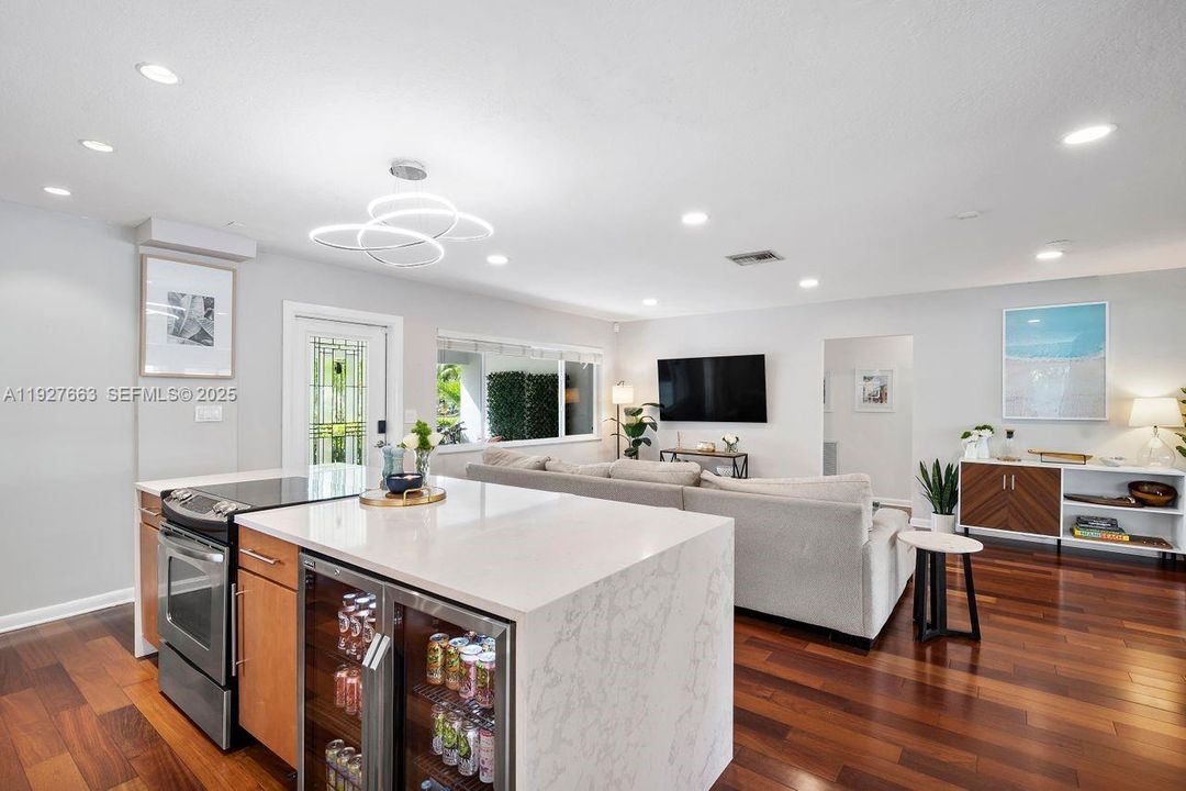 For Sale: $1,099,000 (2 beds, 2 baths, 1440 Square Feet)